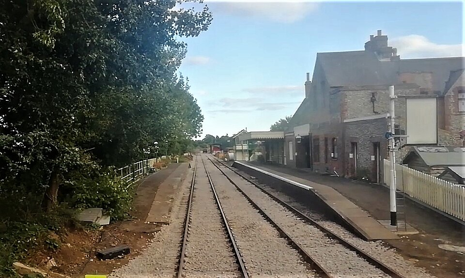 File:Train tracks of Hardingham station.jpg