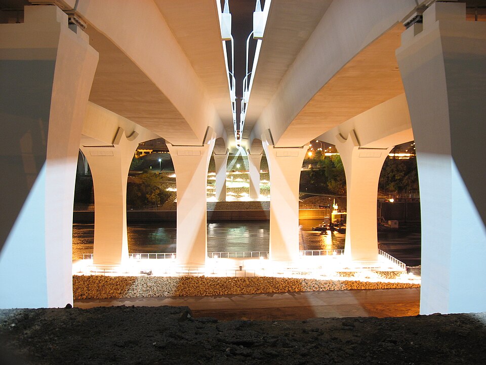 File:Under the 35W Bridge.jpg