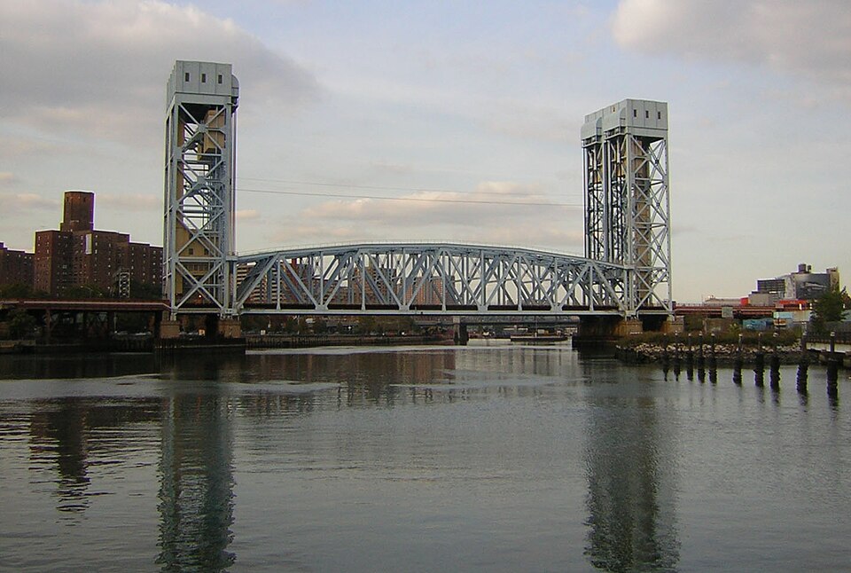 File:ParkAveBrHarlem.JPG