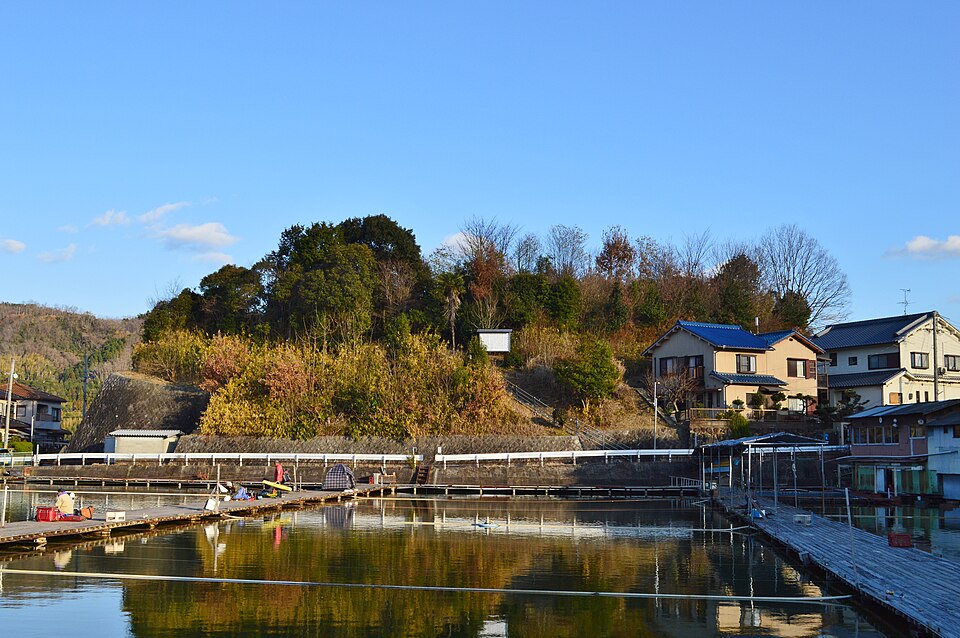 File:Udozuka Kofun, zenkei.jpg