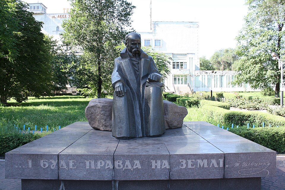 File:Monument Taras Shevchenko, Kamianske, Ukraine.jpg