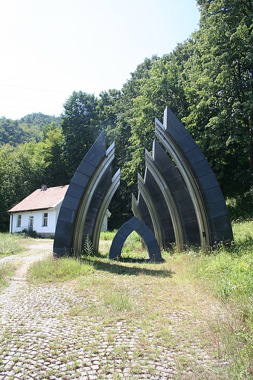 File:Spomen-kompleks Stolice 006.jpg