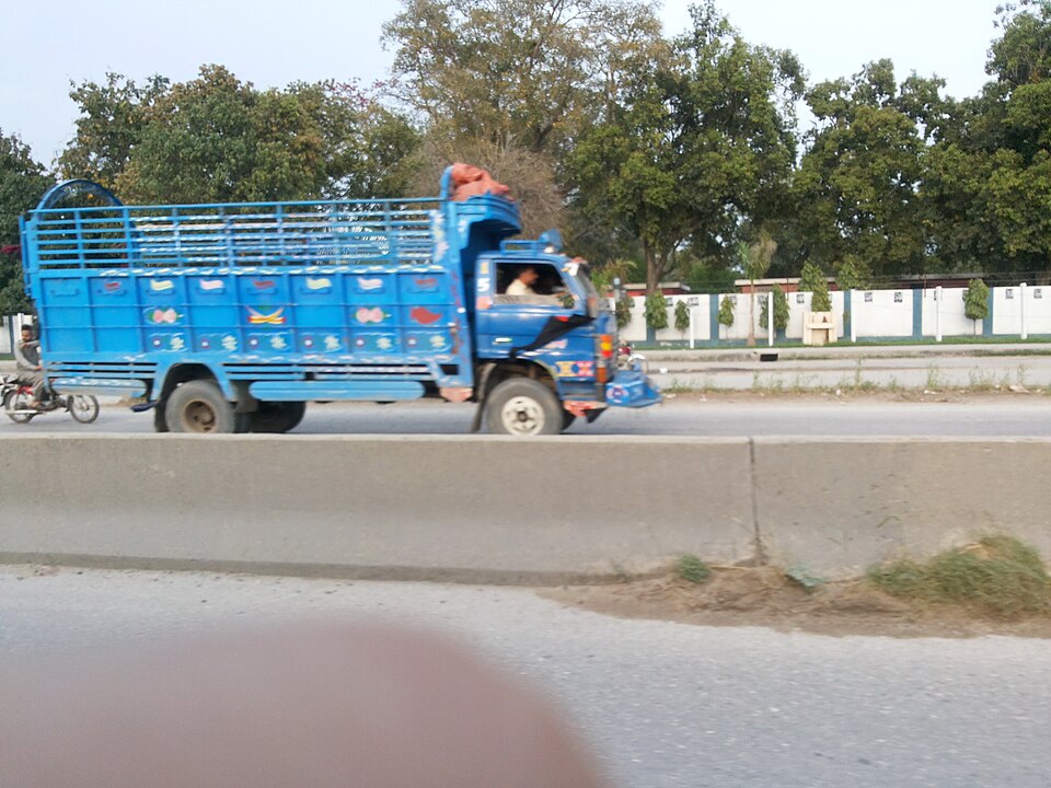 File:A truck on Gakkhar GT Road.jpg