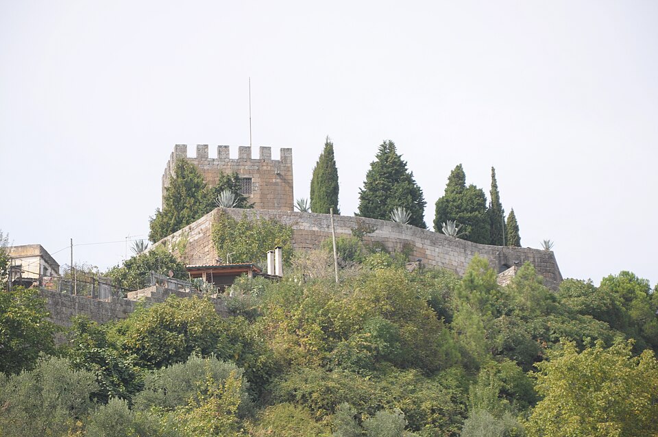 File:Castelo e Cisterna.jpg
