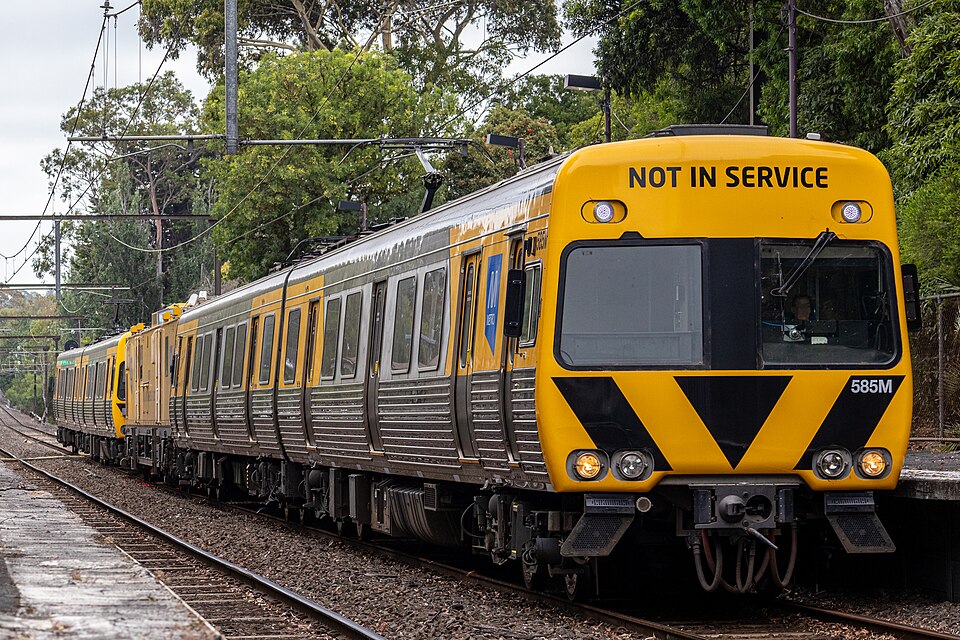 File:ECOM with EV120 at Willison Station.jpg