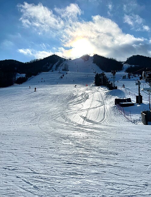 File:Georgian Peaks Ski Club.jpg