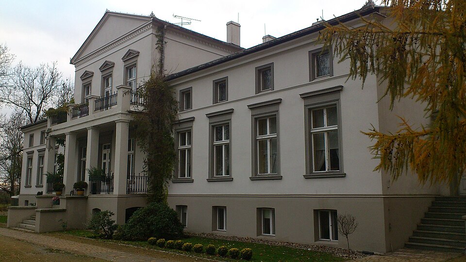 File:Manor house in Podstolice front.JPG