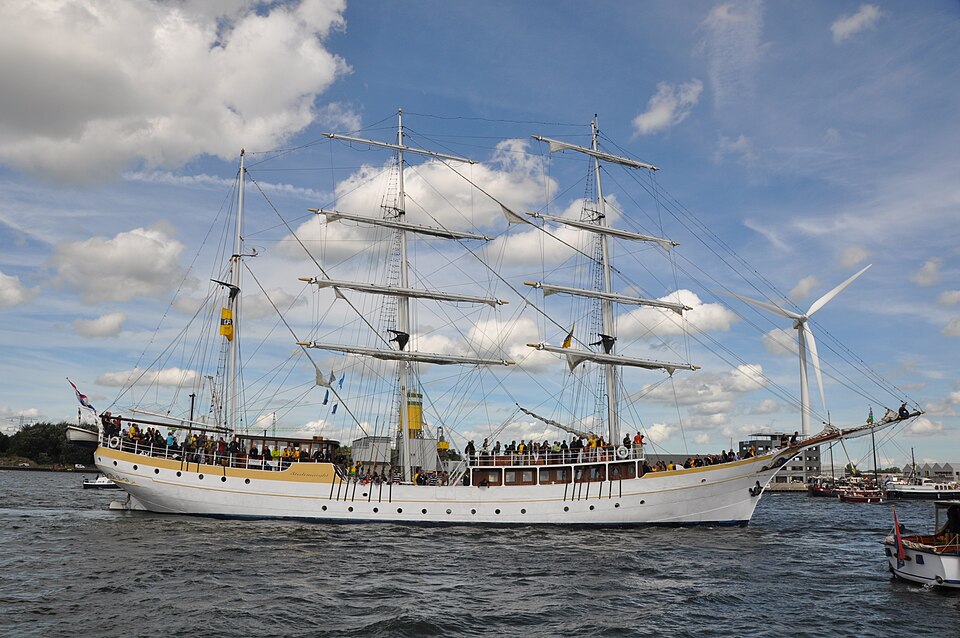 File:Sail Amsterdam 2010 Sail-in (113).JPG