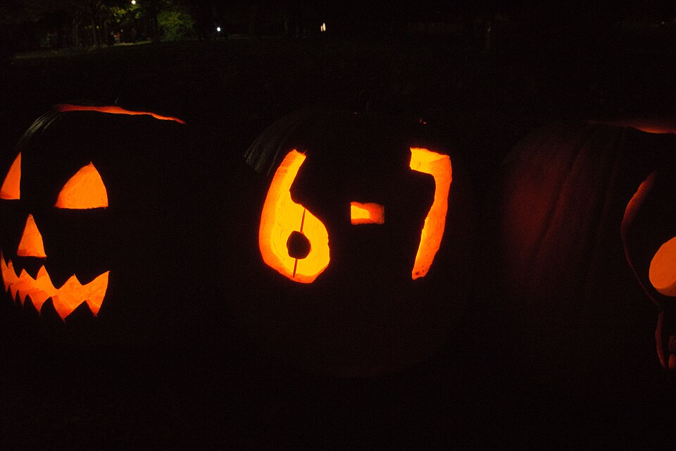 File:Six-seven jack-o-lantern, Toronto 2025.jpg