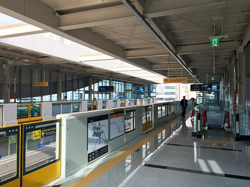 File:Suseong Market Station 20150424 163246.jpg