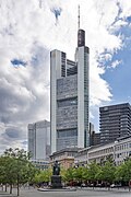 Frankfurt_Am_Main-Commerzbank_Tower_vom_Rathenauplatz-20100808