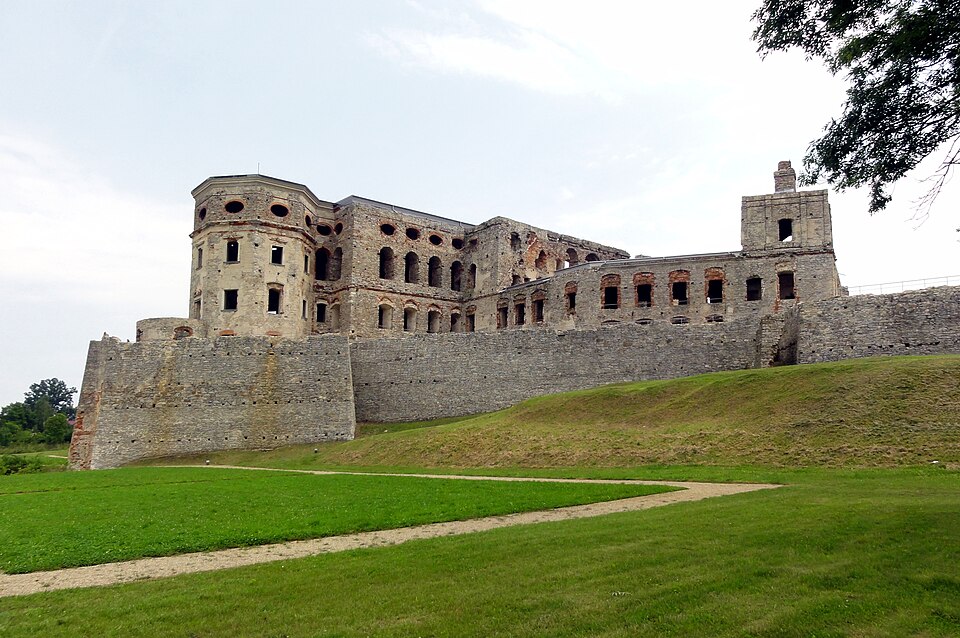 File:Krzyżtopór 2014 01.jpg