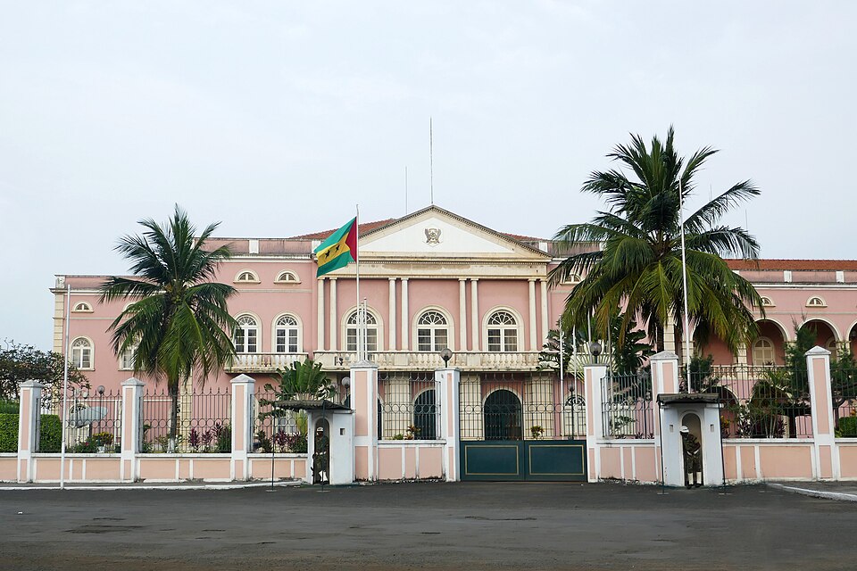 File:Palais présidentiel à São Tomé (6).jpg