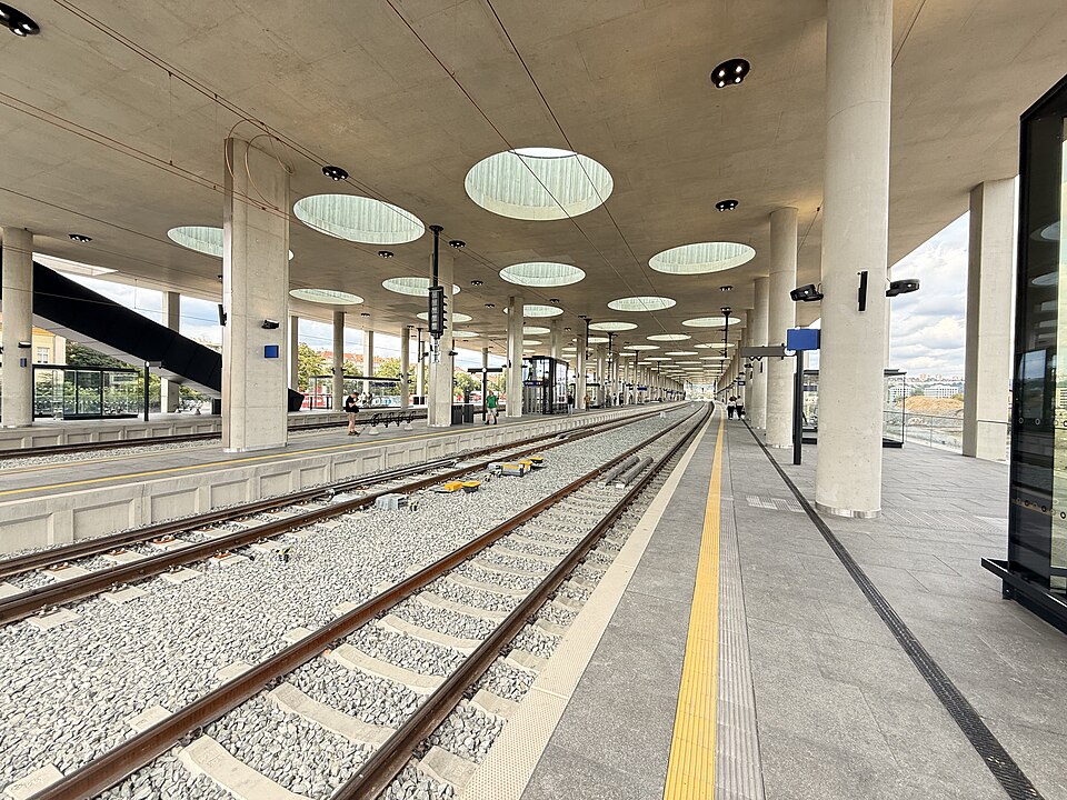 File:Praha Bubny, železniční stanice.3 (2025).jpg