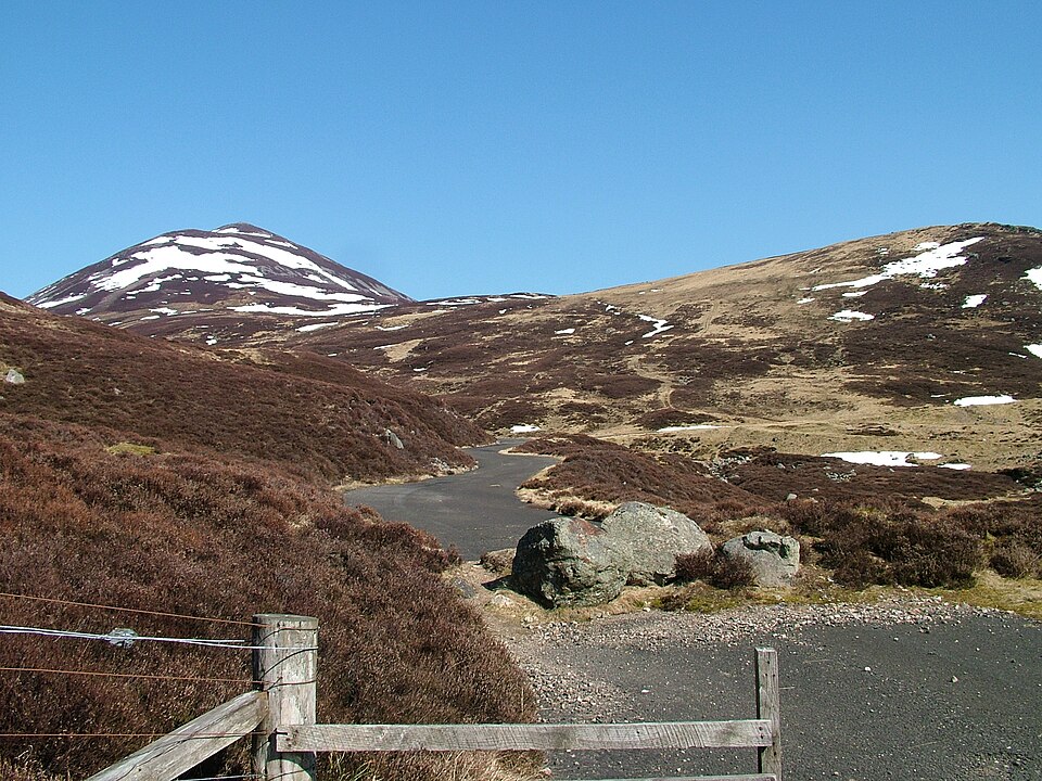 File:The old military road (geograph 1811618).jpg