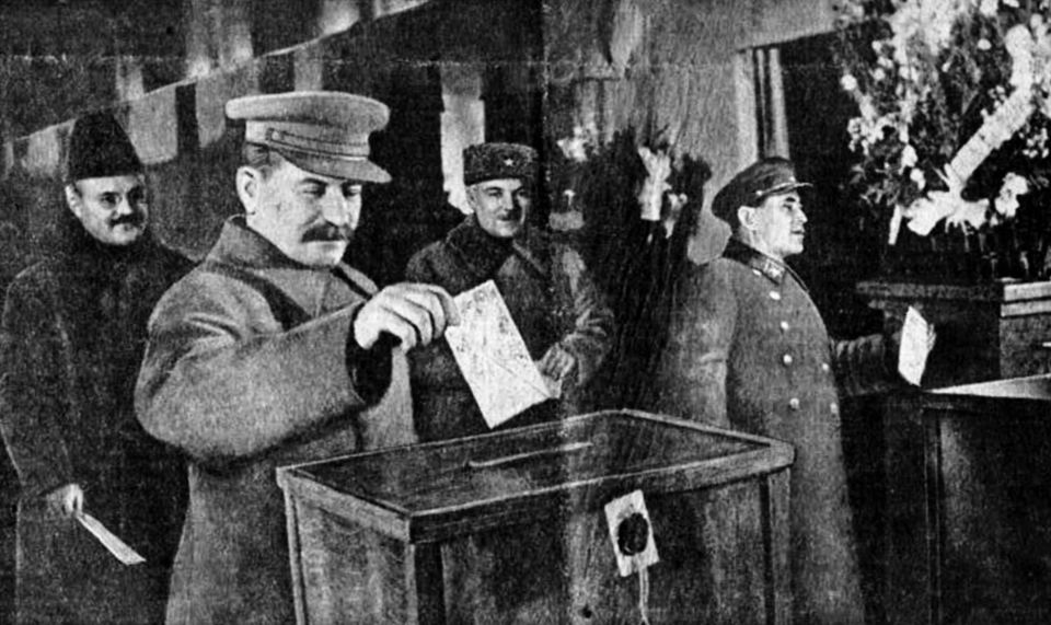 File:Иосиф Сталин на выборах (1937).png