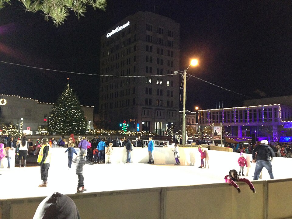 File:Alex Winter Fête Ice Rink.jpg
