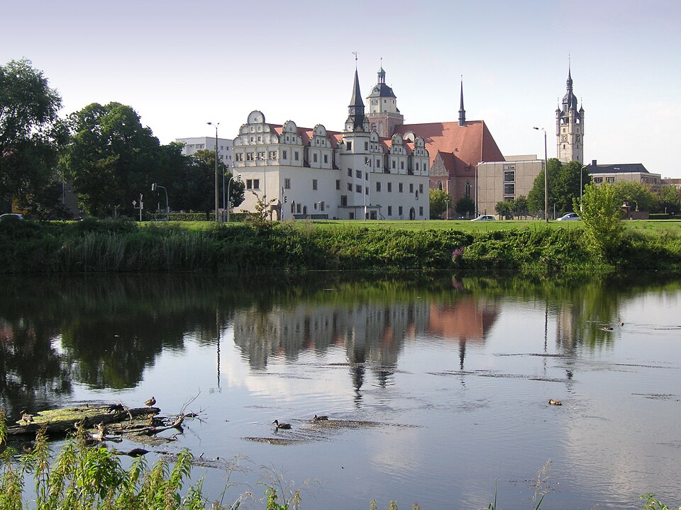 File:Dessau mit Mulde.jpg