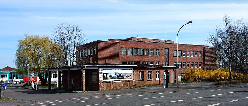 File:Junkers-Werk Dessau Tor.jpg