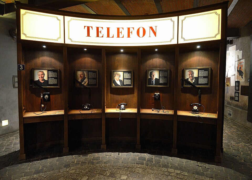 File:Telefony Muzem Powstania Warszawskiego.JPG