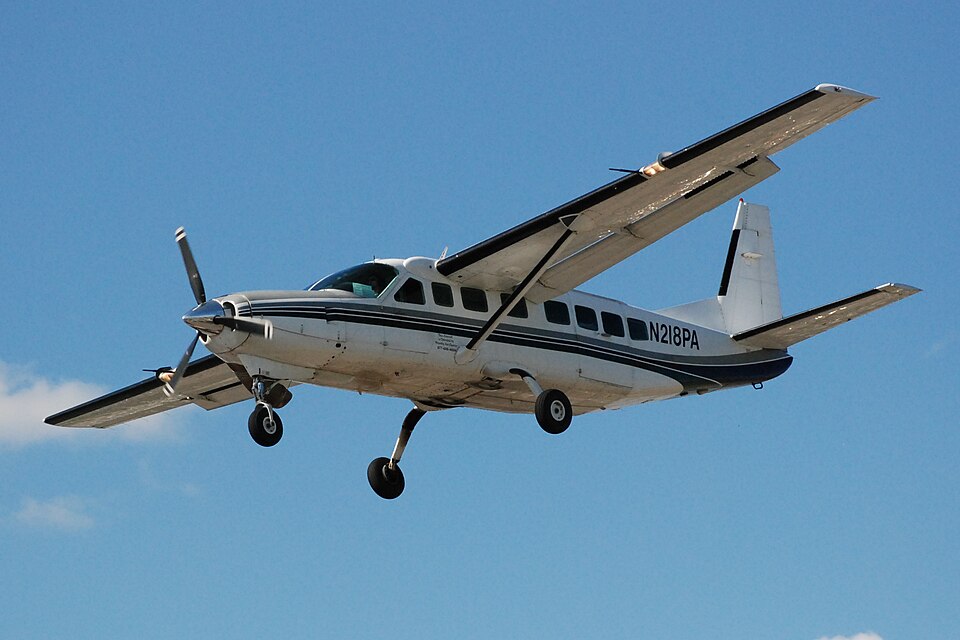 File:Cessna 208 landing in Toronto.jpg
