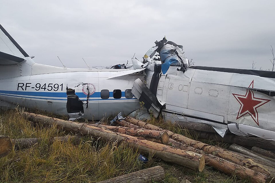 File:DOSAAF L-410 wreckage (Menzelinsk, Tatarstan, Russia).jpg