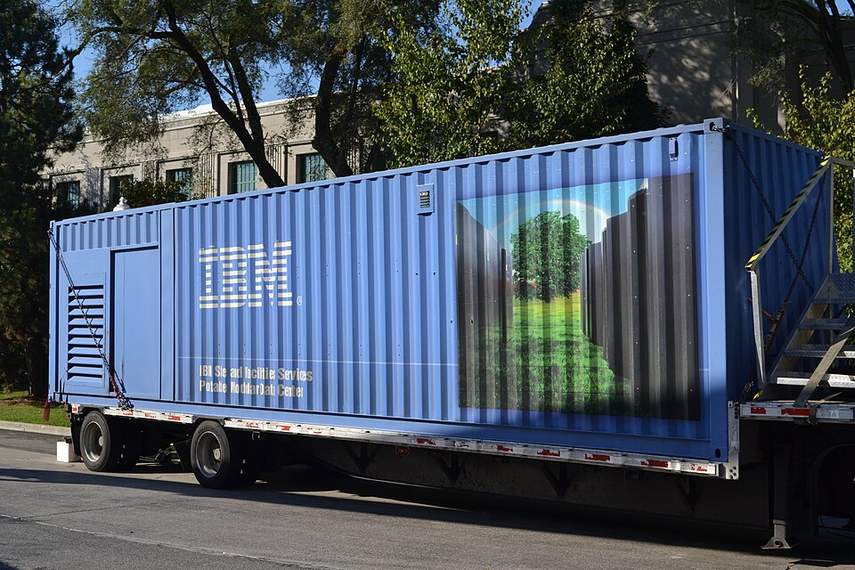 File:IBMPortableModularDataCenter.jpg