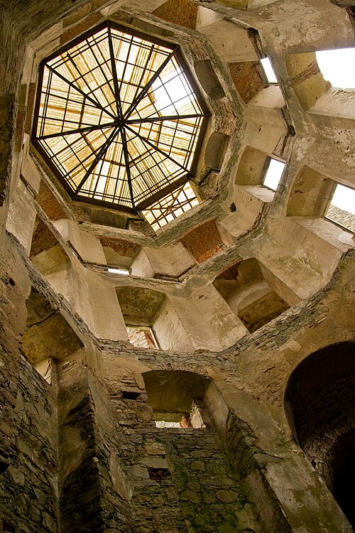File:Krzyżtopór Castle 8.jpg