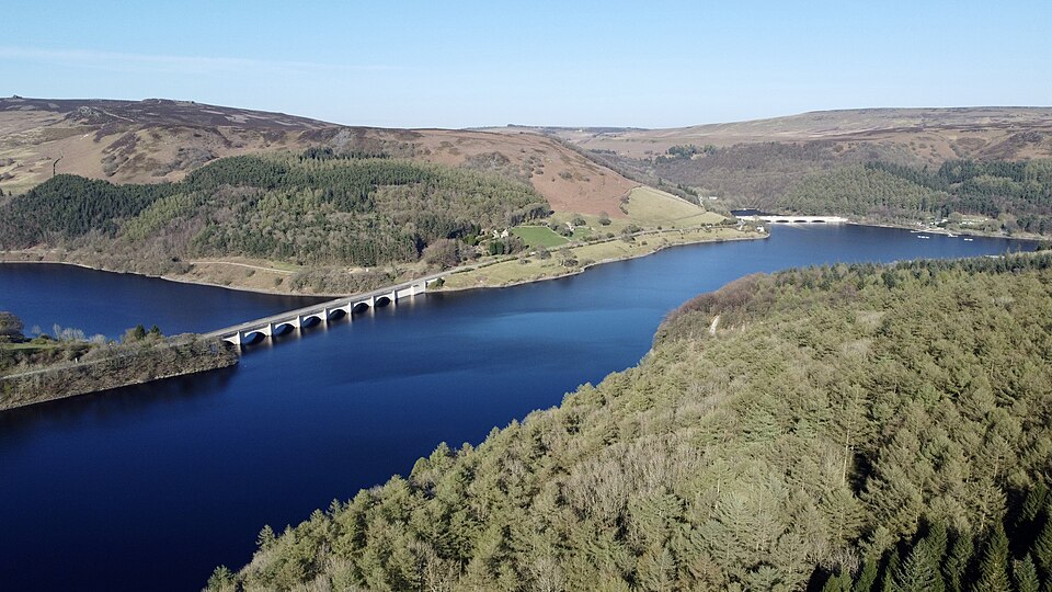 File:Ladybower Reservoir viaducts - April 2021.jpg