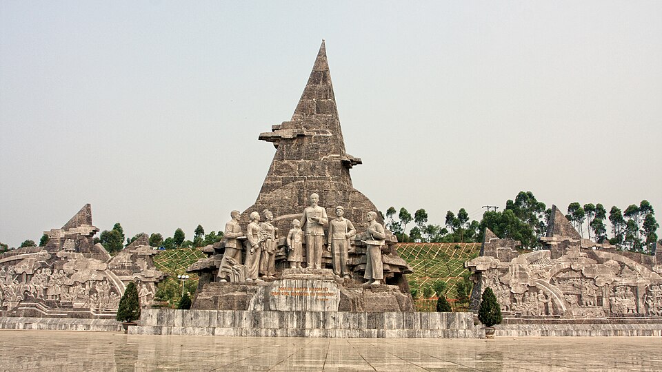 File:Lai Châu Town Square Monument (2014).jpg
