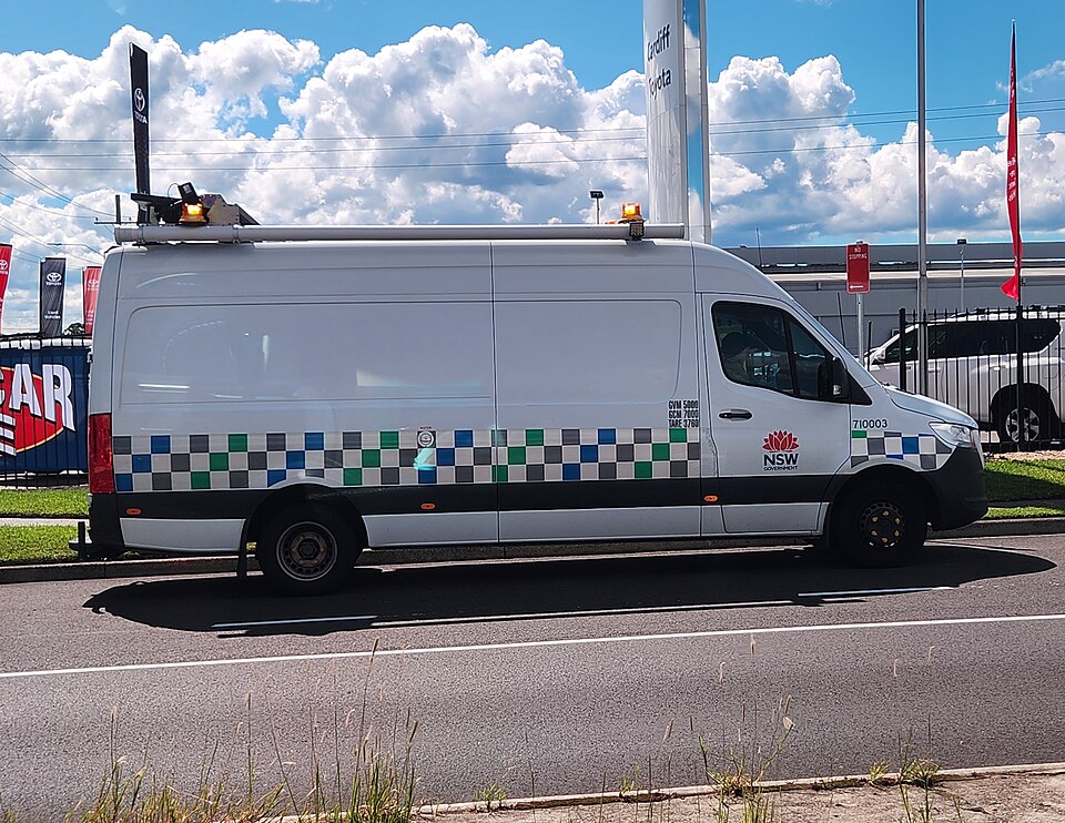 File:NSW RMS Traffic Signals vehicle.jpg