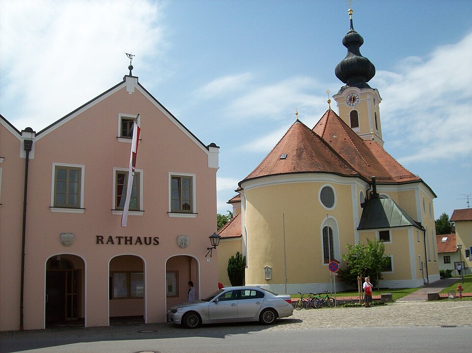 File:Buchbach-Rathaus-Kirche.jpg