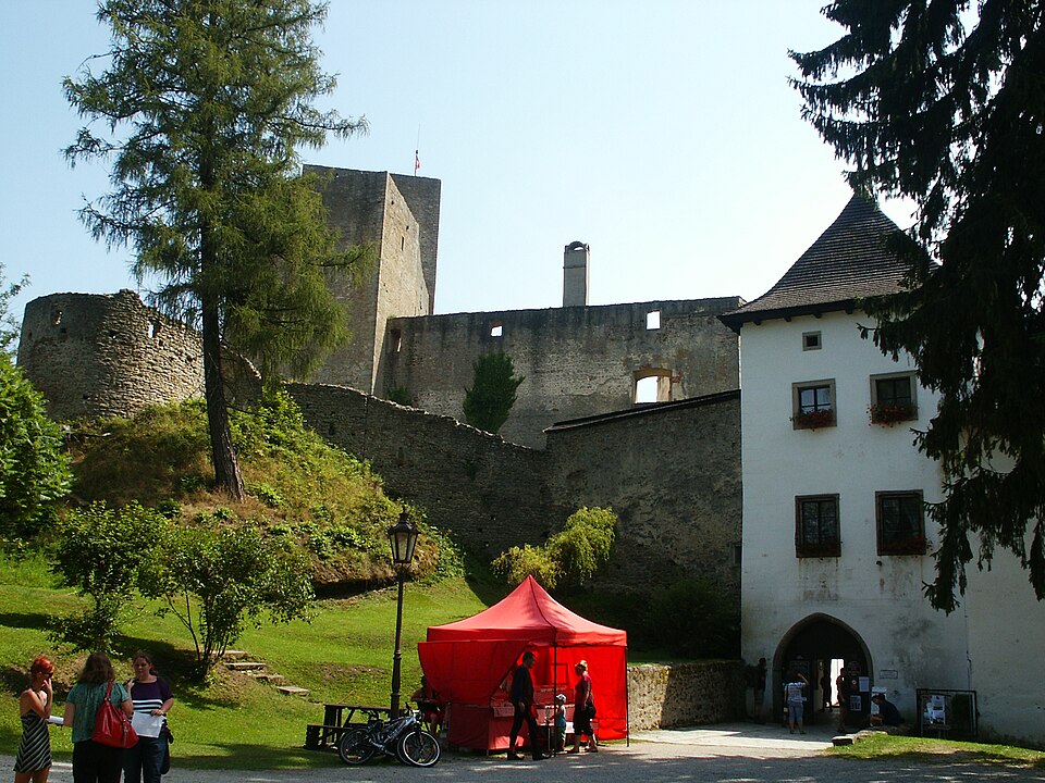 File:Landstejn hrad zvenci.JPG