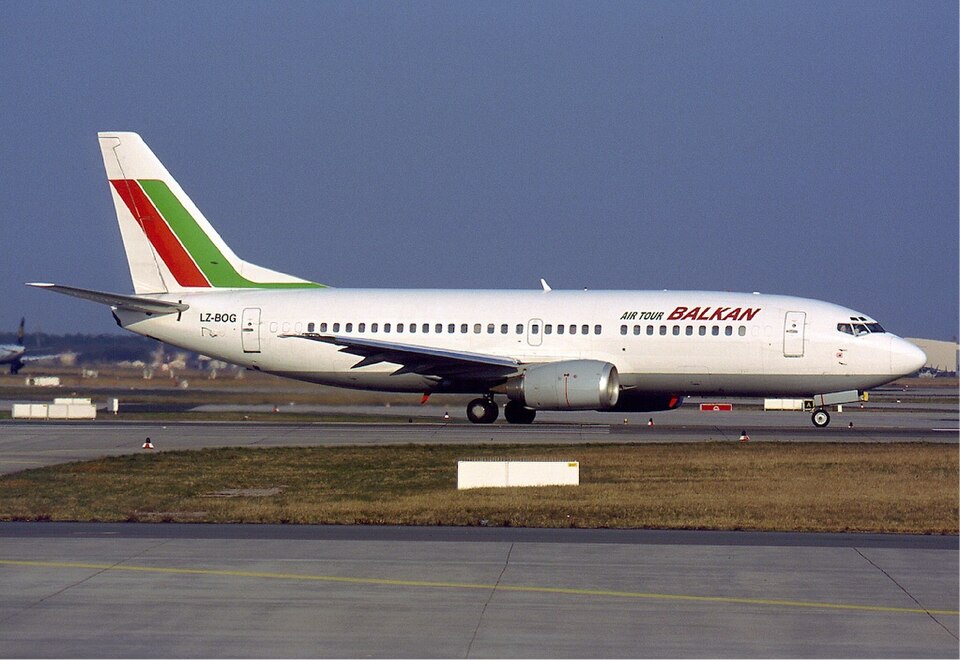 File:Balkan Air Tour Boeing 737-300 KvW.jpg