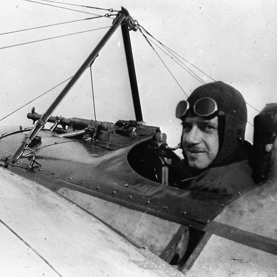 File:Eugène Gilbert 1915.jpg