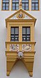 Wappen an einem Rathauserker; im Giebelfeld angeblich der Kopf des Kunz von Kauffungen als Gaffkopf