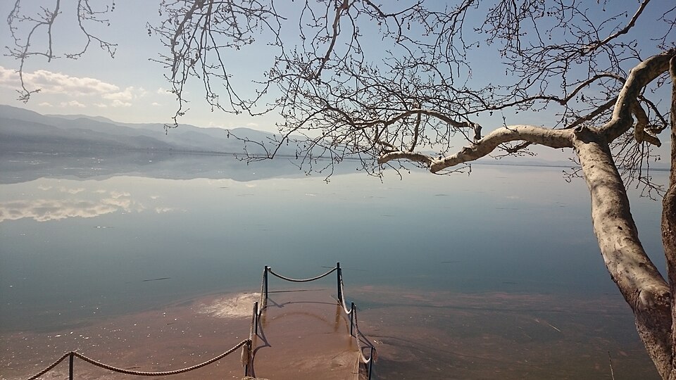 File:Lake Trixonida.jpg