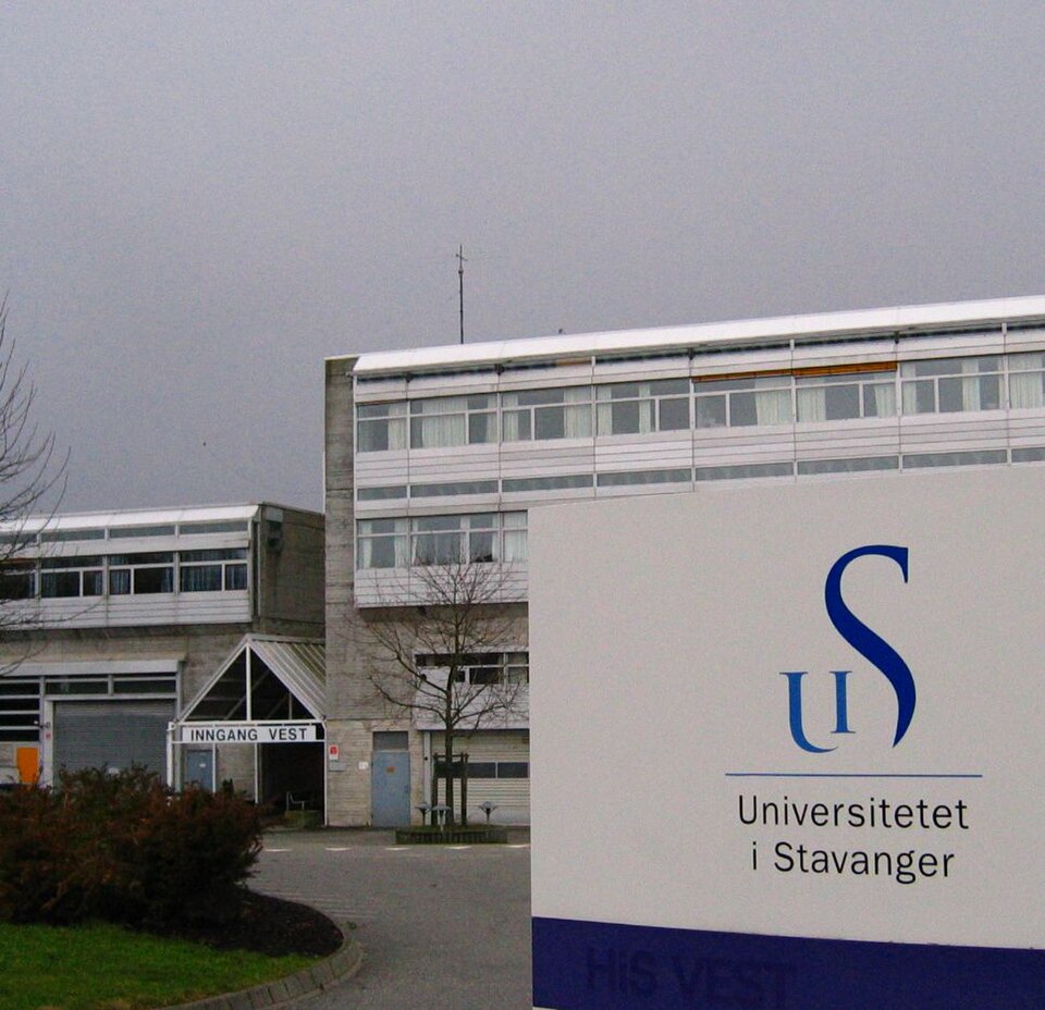 File:UiS-Inngang skilt.jpg