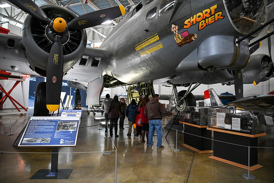 File:B-17G 44-83663 Short Bier (2019).jpg