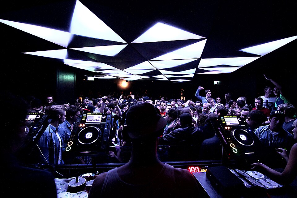 File:Bob Beaman Nightclub Munich 1.jpg