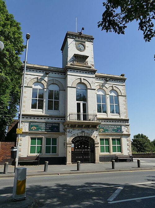 File:Knottingley Town Hall (geograph 7255416).jpg