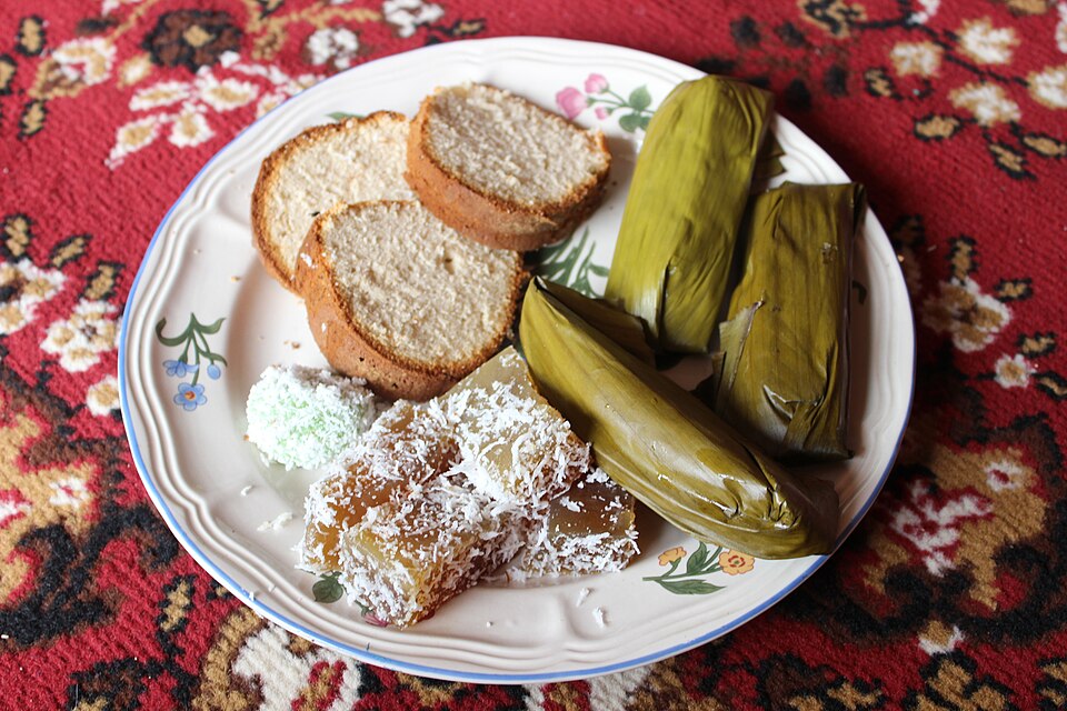 File:Minang snacks.JPG