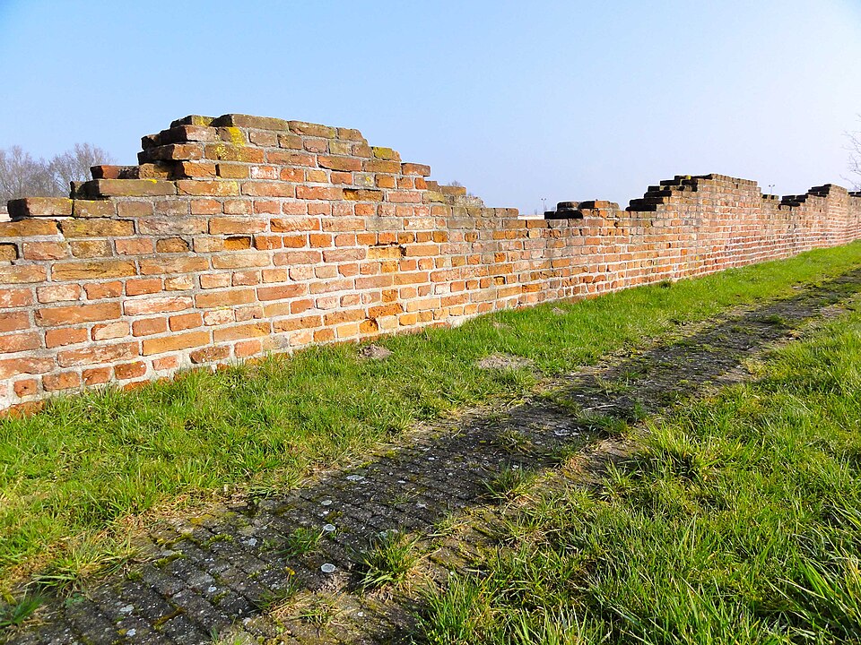 File:Restant muur Sint Janskloos.jpg