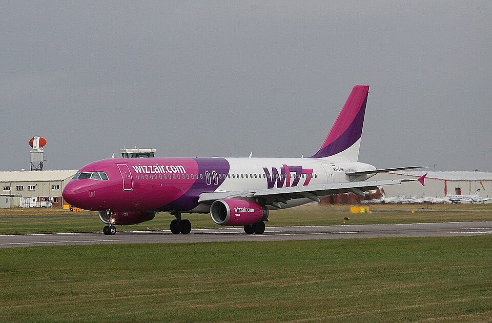 File:Wizzair HA-LPM A320 Coventry(7) (32525772936).jpg