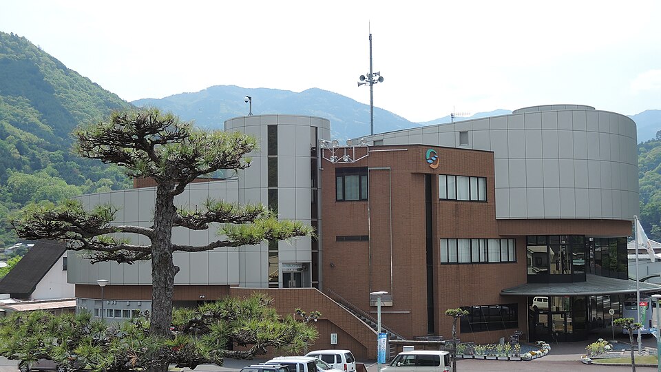 File:Higashimiyoshi town hall.JPG