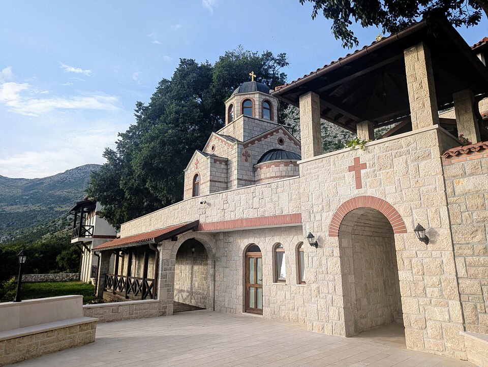 File:Mrkonjići Monastery 1.jpg