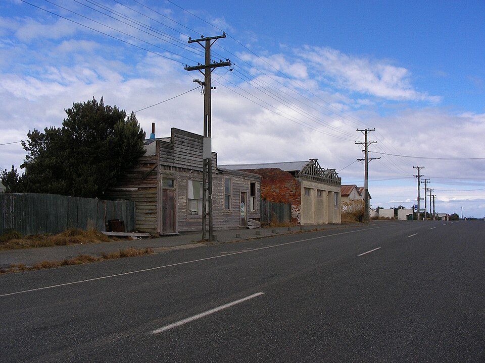 File:Orepuki stores.JPG
