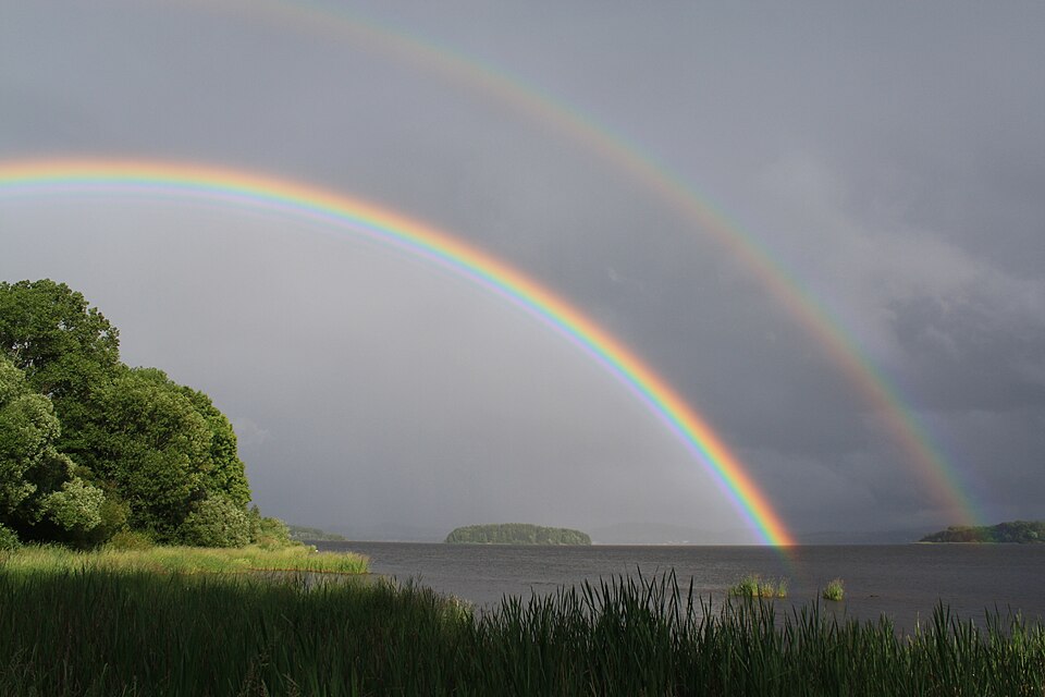 File:Regenbogen über dem Lipno-Stausee.JPG