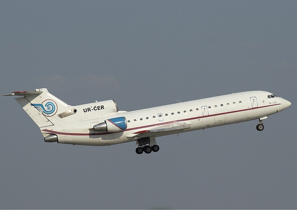 File:Tavria Yakovlev Yak-42D Karpezo-1.jpg