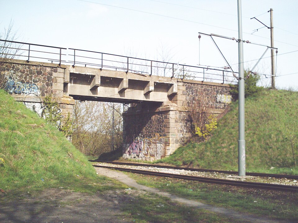File:Wiadukt Lodz Stoki Train(higher) Tram(lower).jpg